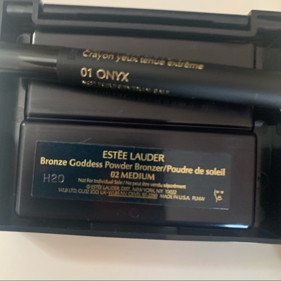 Estee Lauder Makeup Bag with deluxe makeup samples - Picture 4 of 6